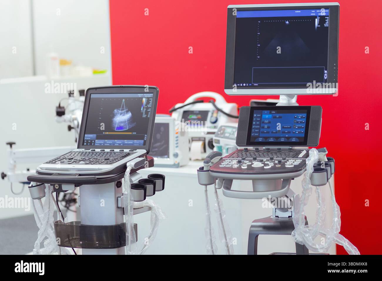 Moderne medizinische Ultraschallgeräte in der Ausstellungshalle. Medizin Stockfoto