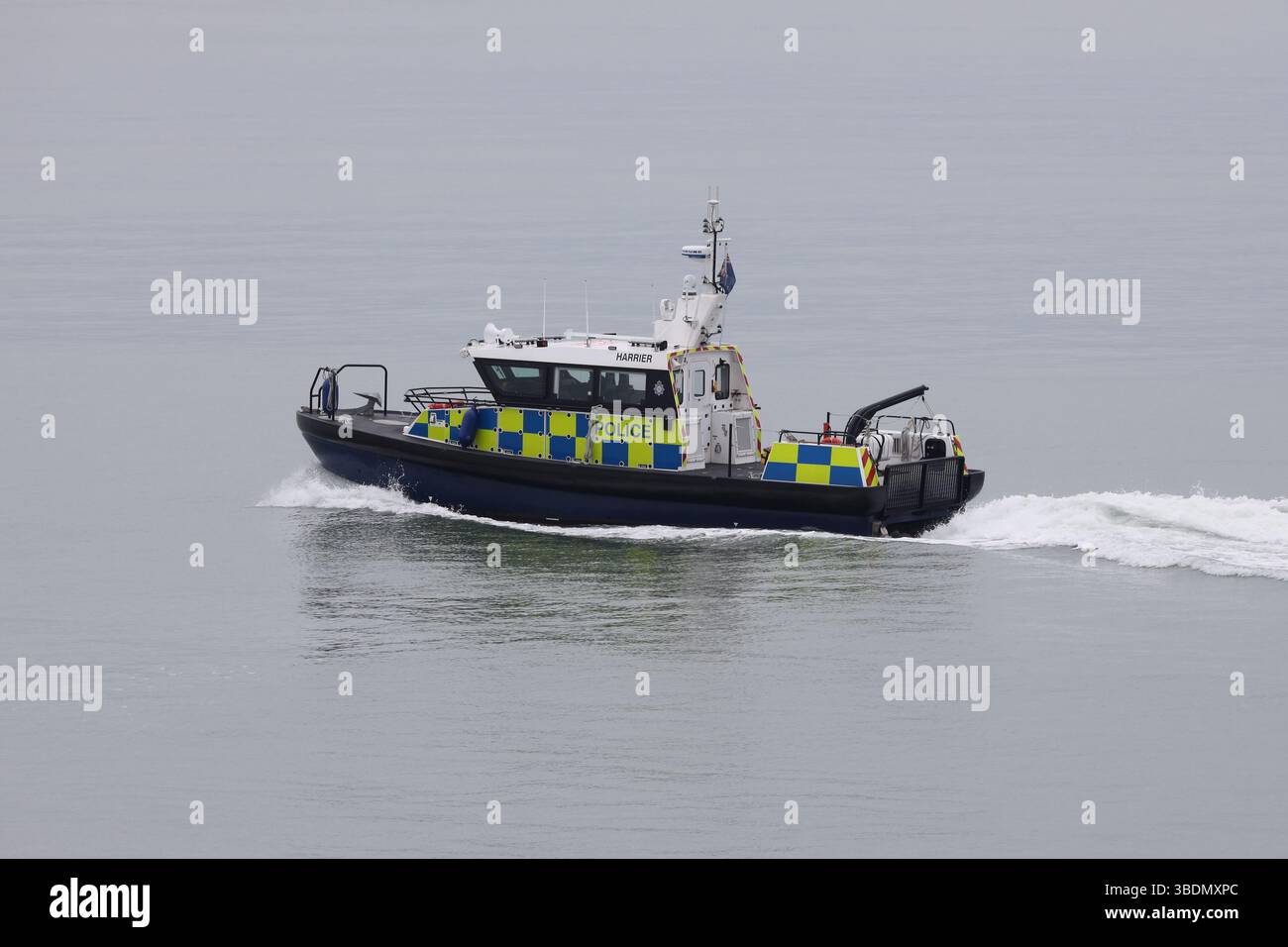Die Polizei des Verteidigungsministeriums schickt HARRIER-Geschwindigkeiten durch ruhiges Wasser auf dem Solent Stockfoto