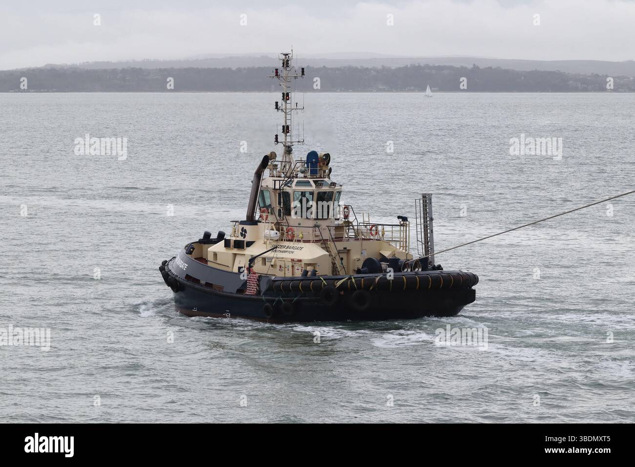Der in Southampton ansässige Schlepper MV SVITZER BARGATE führt Schlepparbeiten auf der nahe gelegenen Marinebasis durch Stockfoto
