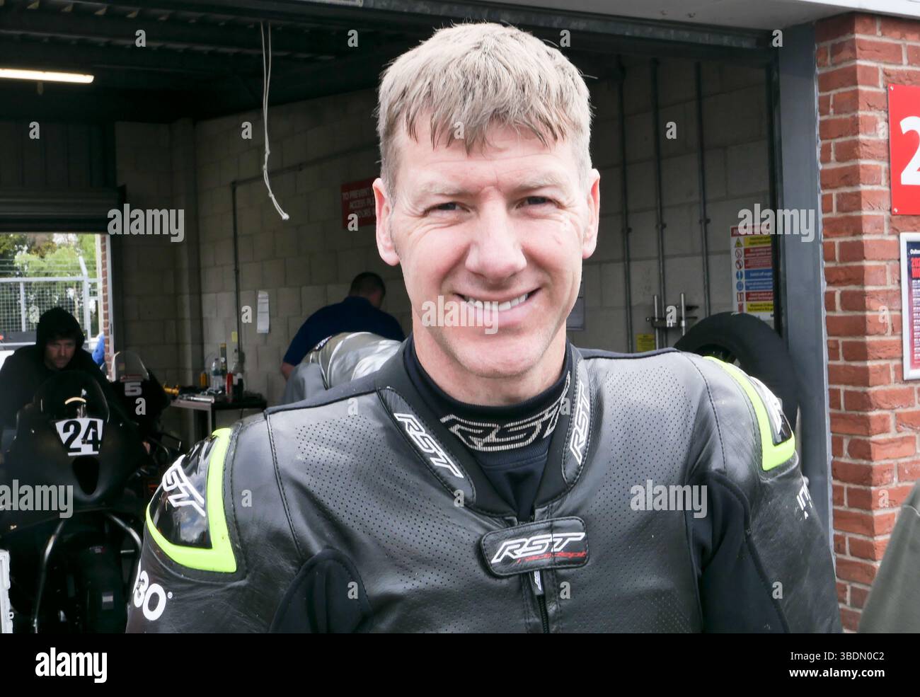 TT-Gewinner, britischer Superbike-Fahrer, Ian Hutchinson. Porträt, aufgenommen hinten am Oulton Park pis 2025 Stockfoto