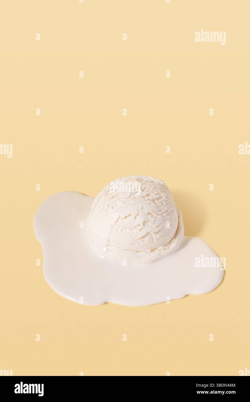 Geschmolzener Eislöffel auf gelbem Hintergrund. Minimales Sommer-Food-Konzept. Stockfoto
