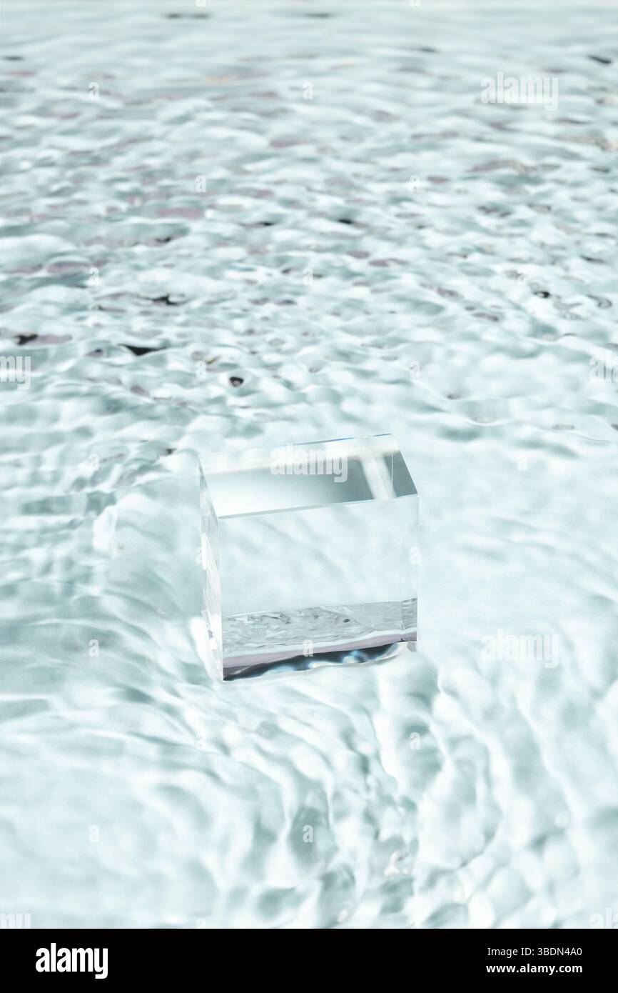 Showcase für Hautpflege und Kosmetik-Produkte Standfotografie für Online-Marketing mit Kristallwürfeln im Wasser. Minimaler Hintergrund. Stockfoto