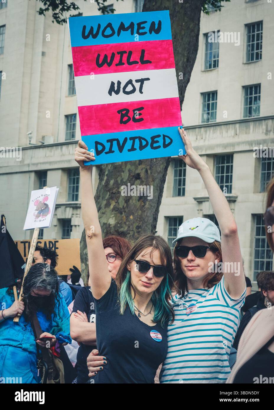 London, Großbritannien. Mai 2025. Die Aktivisten gegenüber der Downing Street in Whitehall. Organisationen, die sich für die Rechte von Trans-Rechten einsetzen, wie Strive (Standing forTrans Rights Inklusion and Visibility Everywhere), haben einen marsch durch die Londoner Innenstadt nach Whitehall in Westminster organisiert. Weitere Kundgebungen finden an anderen Orten statt, als Reaktion auf das Urteil des Obersten Gerichtshofs über die rechtliche Definition einer Frau. Quelle: Imageplotter/Alamy Live News Stockfoto