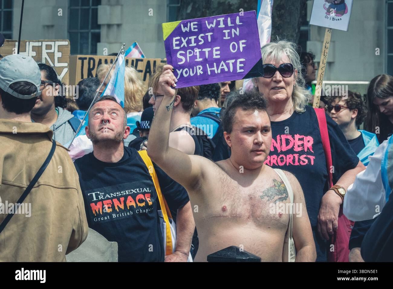 London, Großbritannien. Mai 2025. Die Aktivisten gegenüber der Downing Street in Whitehall. Organisationen, die sich für die Rechte von Trans-Rechten einsetzen, wie Strive (Standing forTrans Rights Inklusion and Visibility Everywhere), haben einen marsch durch die Londoner Innenstadt nach Whitehall in Westminster organisiert. Weitere Kundgebungen finden an anderen Orten statt, als Reaktion auf das Urteil des Obersten Gerichtshofs über die rechtliche Definition einer Frau. Quelle: Imageplotter/Alamy Live News Stockfoto