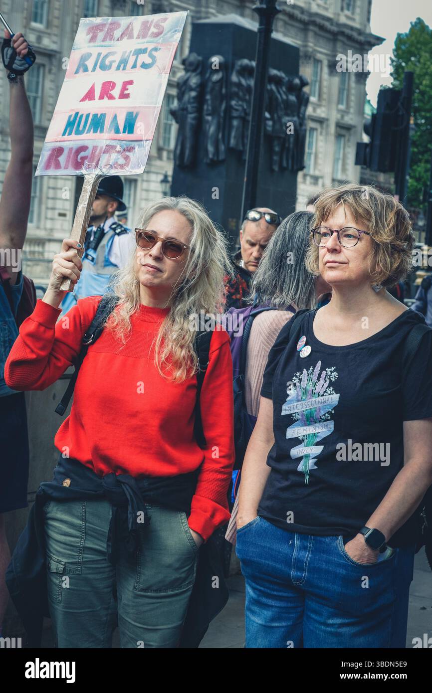 London, Großbritannien. Mai 2025. Die Aktivisten gegenüber der Downing Street in Whitehall. Organisationen, die sich für die Rechte von Trans-Rechten einsetzen, wie Strive (Standing forTrans Rights Inklusion and Visibility Everywhere), haben einen marsch durch die Londoner Innenstadt nach Whitehall in Westminster organisiert. Weitere Kundgebungen finden an anderen Orten statt, als Reaktion auf das Urteil des Obersten Gerichtshofs über die rechtliche Definition einer Frau. Quelle: Imageplotter/Alamy Live News Stockfoto