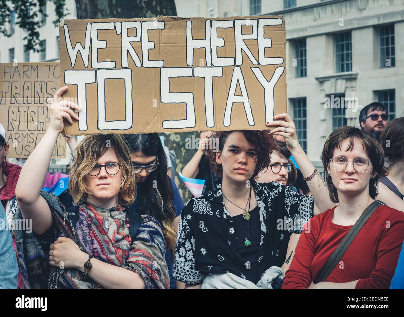 London, Großbritannien. Mai 2025. Die Aktivisten gegenüber der Downing Street in Whitehall. Organisationen, die sich für die Rechte von Trans-Rechten einsetzen, wie Strive (Standing forTrans Rights Inklusion and Visibility Everywhere), haben einen marsch durch die Londoner Innenstadt nach Whitehall in Westminster organisiert. Weitere Kundgebungen finden an anderen Orten statt, als Reaktion auf das Urteil des Obersten Gerichtshofs über die rechtliche Definition einer Frau. Quelle: Imageplotter/Alamy Live News Stockfoto