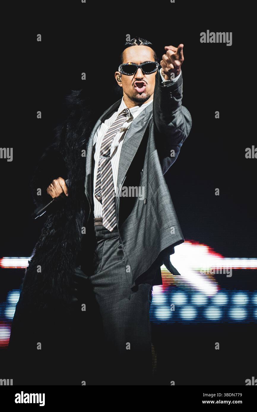ITALIEN, TURIN, 24. MAI 2025: Der italienische Sänger und Songwriter Mahmood (echter Name: Alessandro Mahmoud) trat live auf der Bühne in der Inalpi Arena auf. Stockfoto