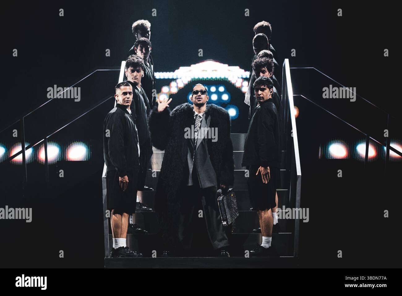 ITALIEN, TURIN, 24. MAI 2025: Der italienische Sänger und Songwriter Mahmood (echter Name: Alessandro Mahmoud) trat live auf der Bühne in der Inalpi Arena auf. Stockfoto