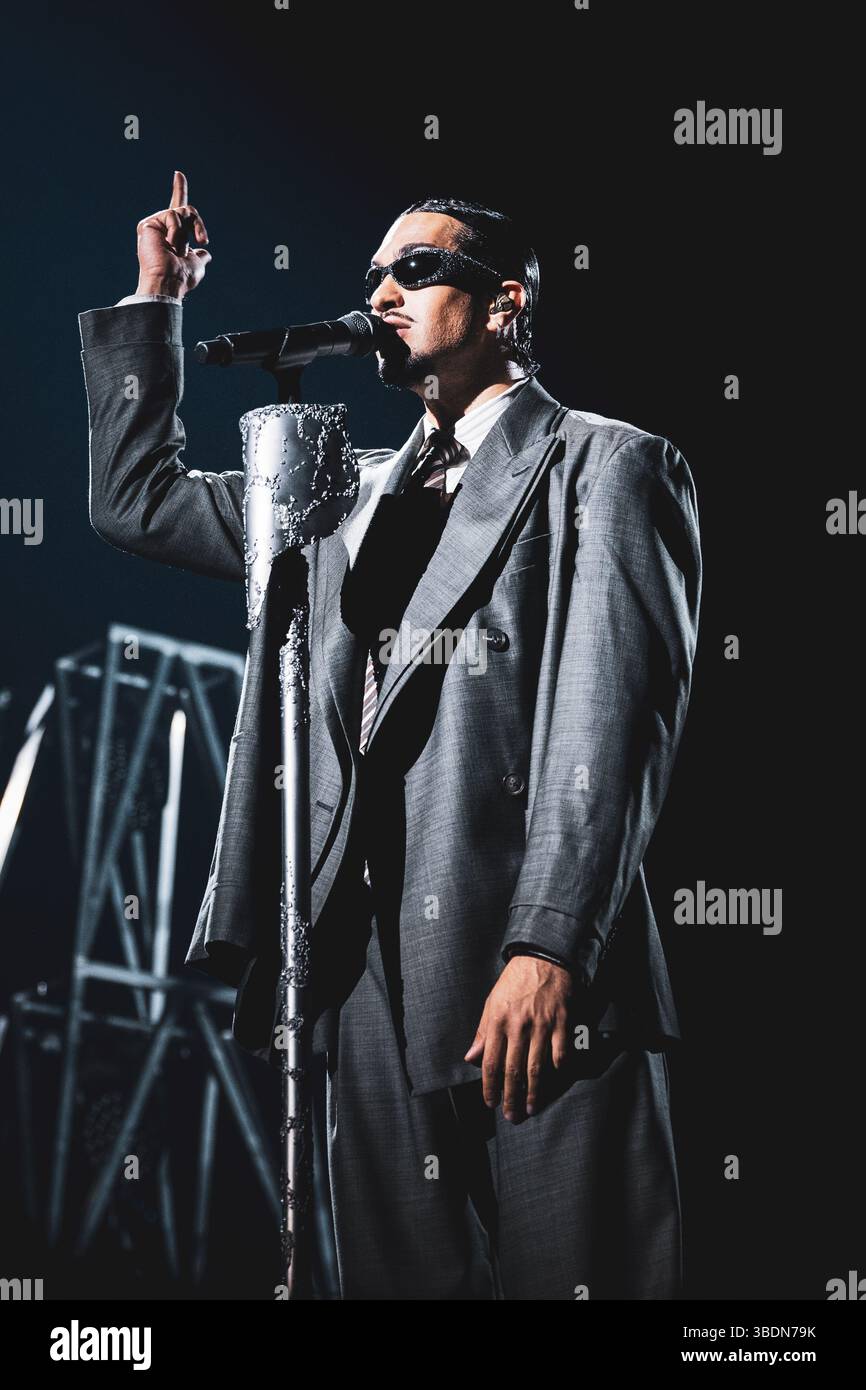 ITALIEN, TURIN, 24. MAI 2025: Der italienische Sänger und Songwriter Mahmood (echter Name: Alessandro Mahmoud) trat live auf der Bühne in der Inalpi Arena auf. Stockfoto