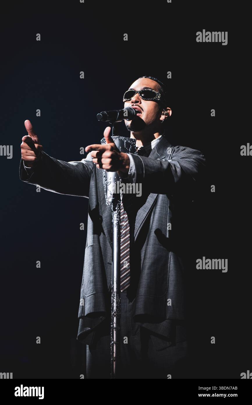 ITALIEN, TURIN, 24. MAI 2025: Der italienische Sänger und Songwriter Mahmood (echter Name: Alessandro Mahmoud) trat live auf der Bühne in der Inalpi Arena auf. Stockfoto