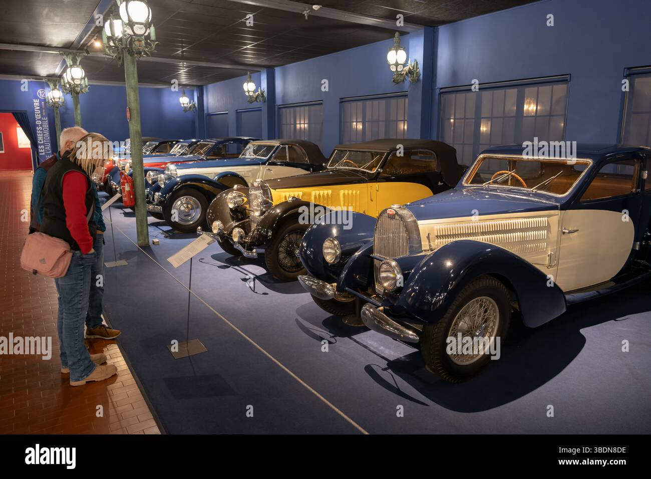 Mulhouse, Frankreich - 1. Oktober 2024: Nationales Automobilmuseum - Schlumpf-Sammlung, Besucher sehen die Ausstellung mit Bugatti-Autos. Stockfoto