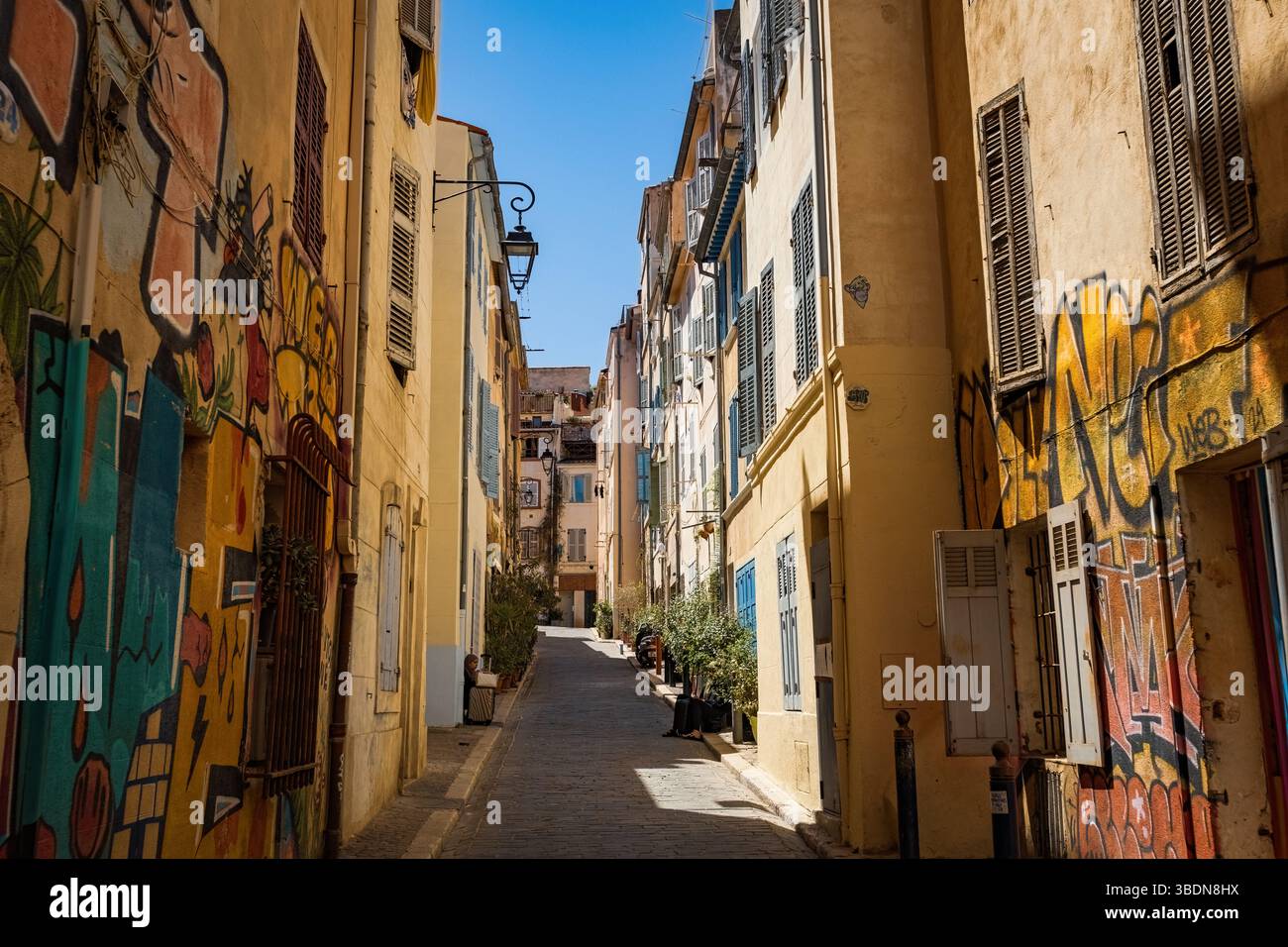 Alte französische Häuser schmale Straße in Le Panier Viertel von Marseille, Frankreich Stockfoto