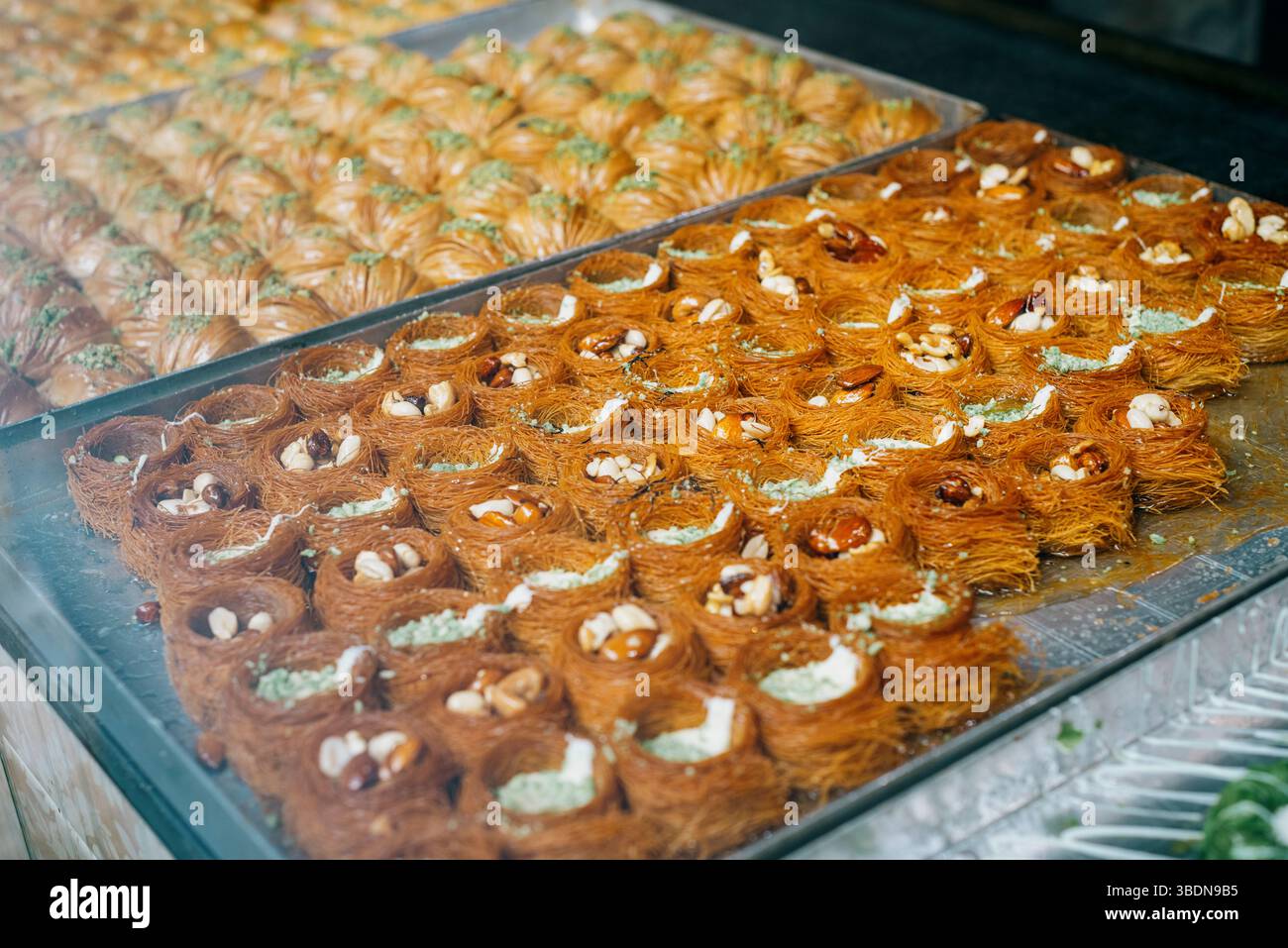 Frisch gebackene Süßigkeiten aus Baklava werden in einer Konditorei ausgestellt Stockfoto