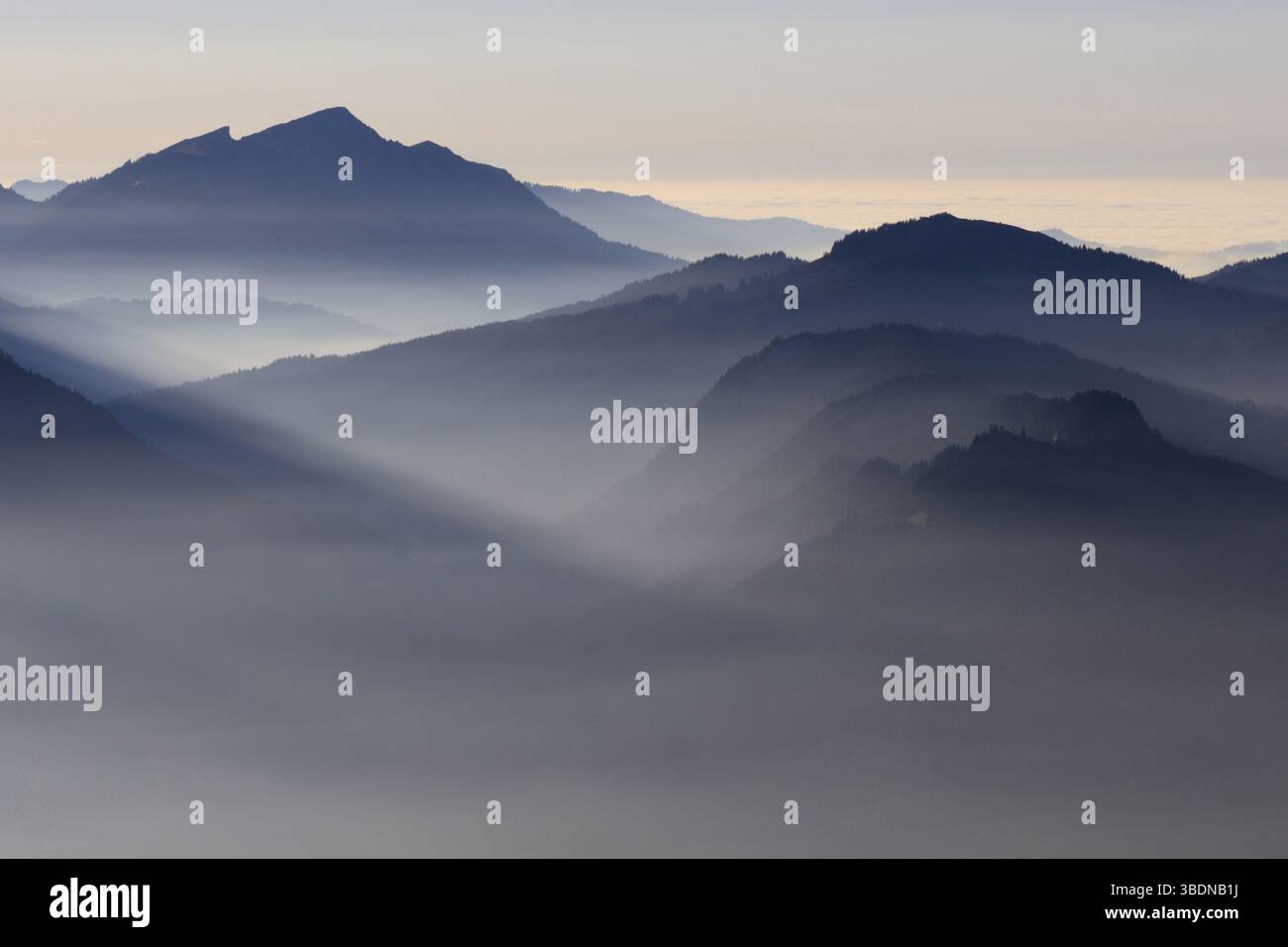 Bergsilhouetten... Alpengipfel, Bergketten *Bayerische Alpen*, romantischer Blick von Oberstdorf ins Kleinwalsertal, Bayern, Allgäu, Deutschland. Stockfoto