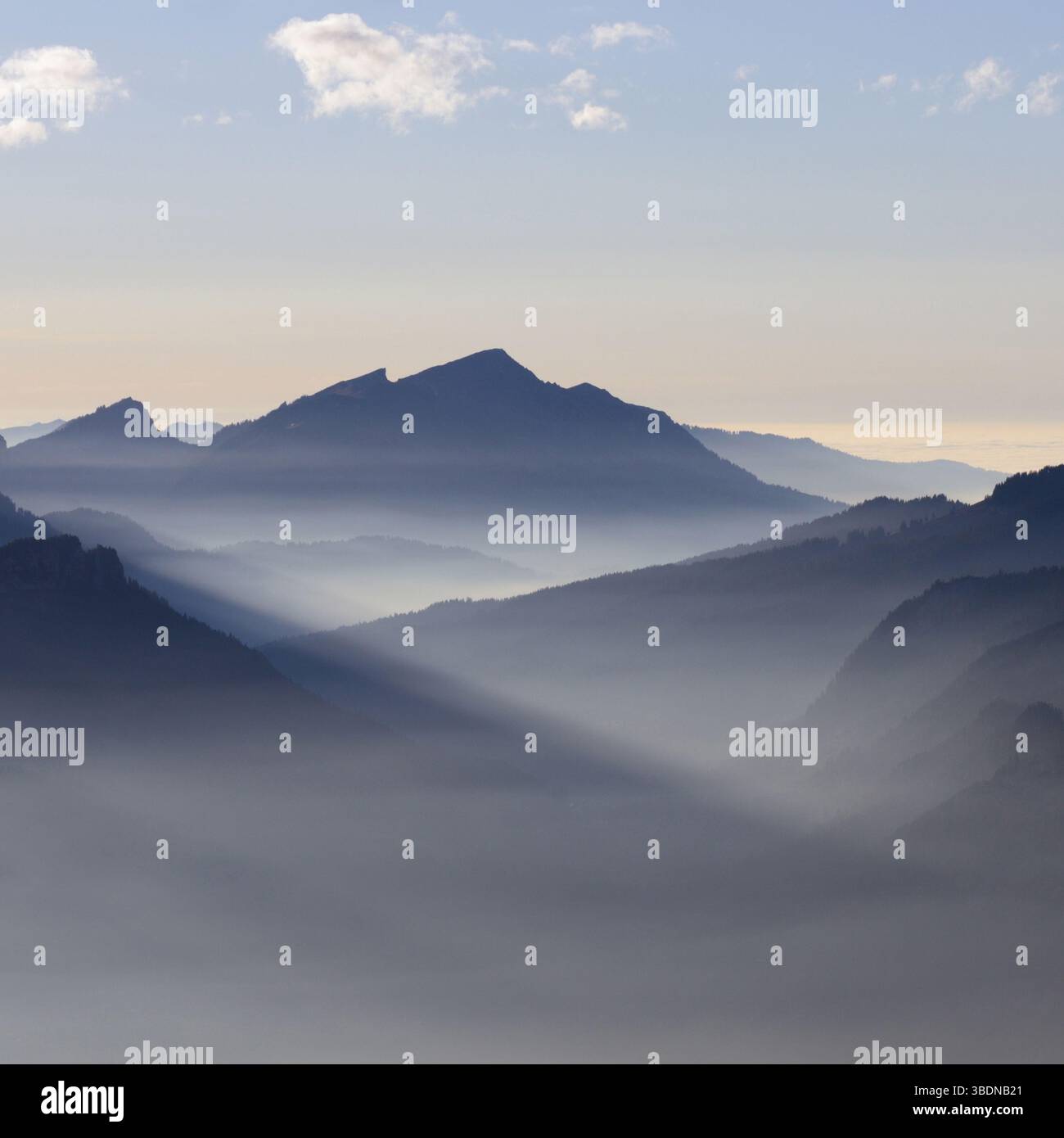 Bergsilhouetten... Alpengipfel, Bergketten *Bayerische Alpen*, romantischer Blick von Oberstdorf ins Kleinwalsertal, Bayern, Allgäu, Deutschland. Stockfoto