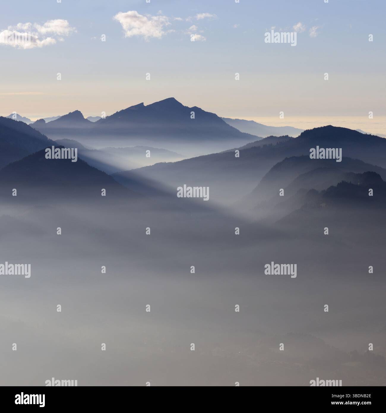 Bergsilhouetten... Alpengipfel und Bergketten *Bayerische Alpen*, romantischer Blick von Oberstdorf ins Kleinwalsertal, Allgäu, Deutschland. Stockfoto