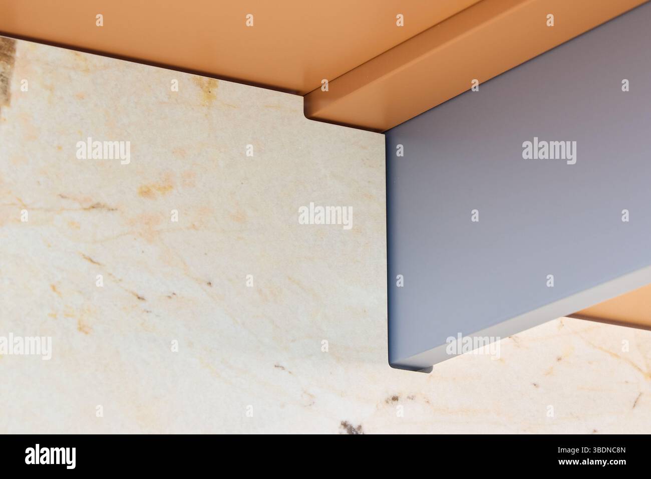 Eine Nahaufnahme moderner Architektur mit stilvollen Materialien und scharfen Kanten im Detail Stockfoto