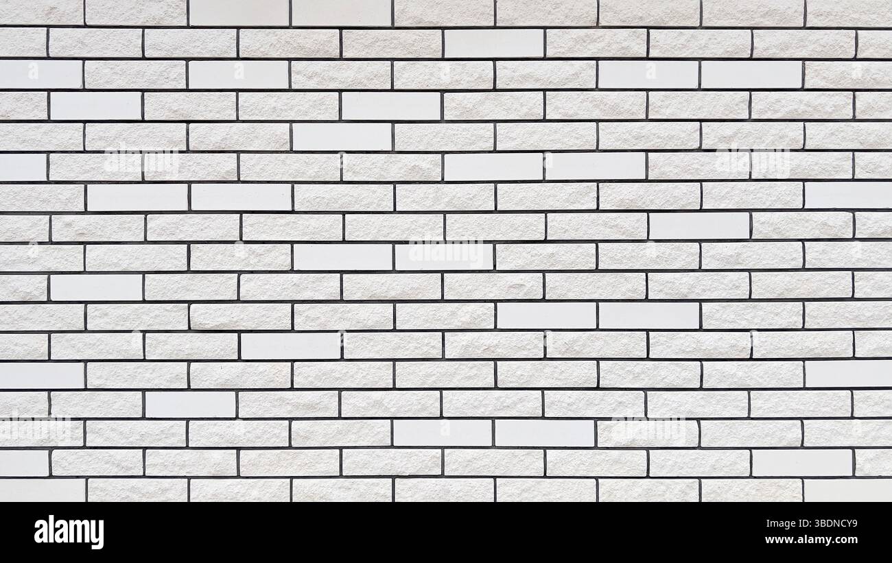 Weiße Steinmauer. Das Äußere. Ein neues Gebäude. - Smartphone-aufgenommenes Stockfoto