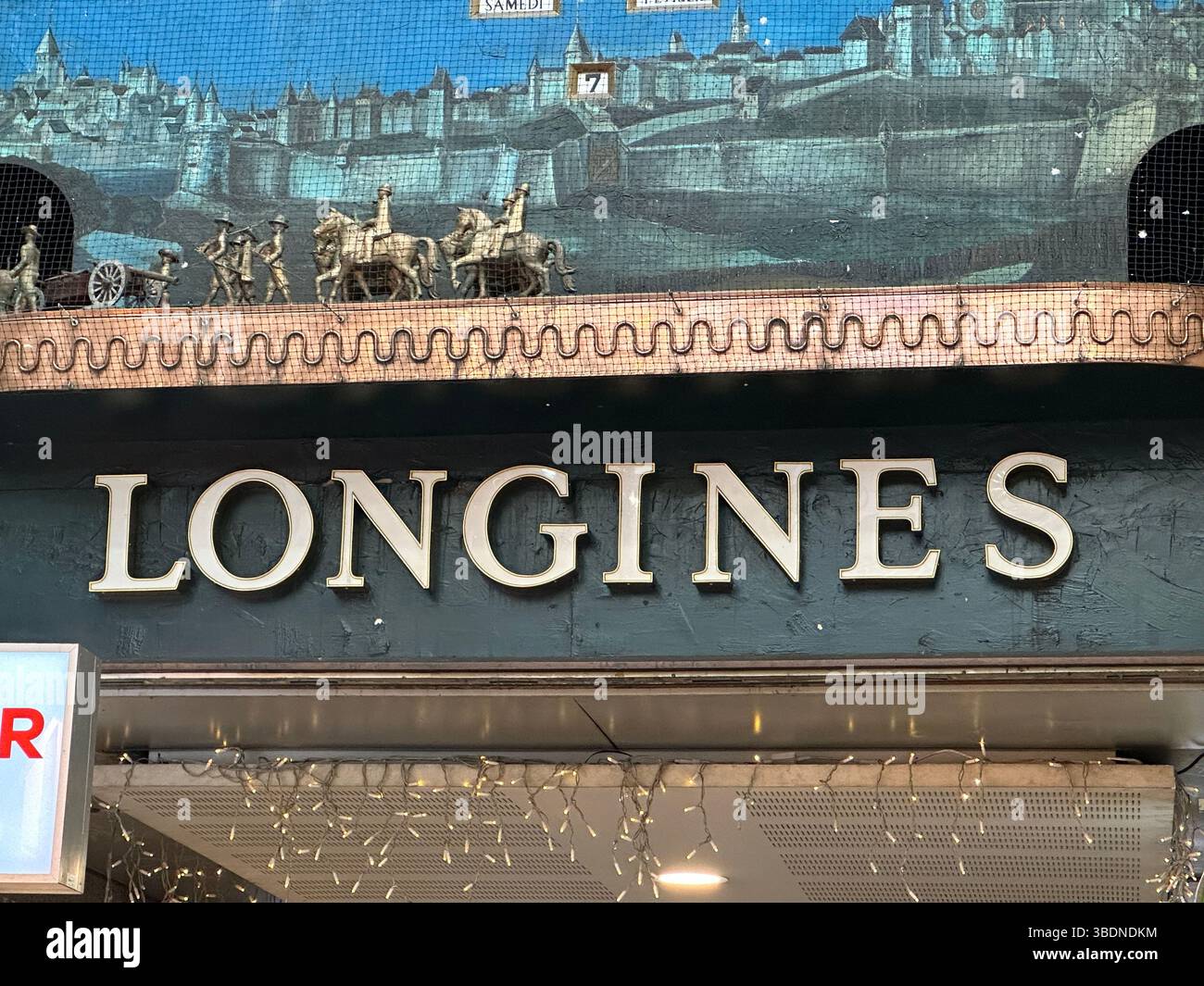 Genf, Schweiz -- 14. Januar 2023: Longines Logo in Genf. Longines ist ein Schweizer Luxusuhrmacher. - Smartphone-aufgenommenes Stockfoto