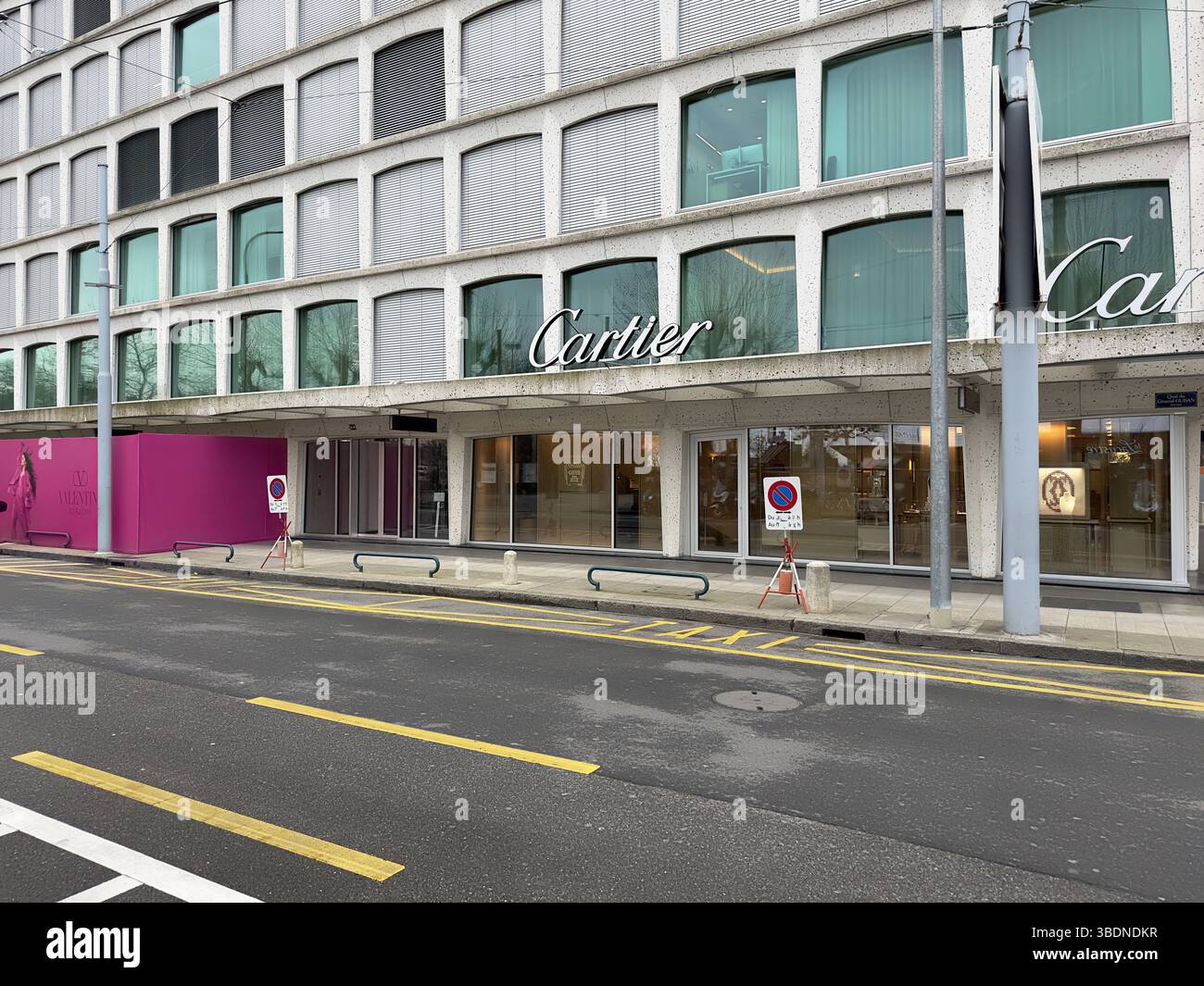 Genf, Schweiz - 14. Januar 2023: Cartier Store in Genf. Cartier ist ein französischer Luxusgüterkonzern. - Smartphone-aufgenommenes Stockfoto