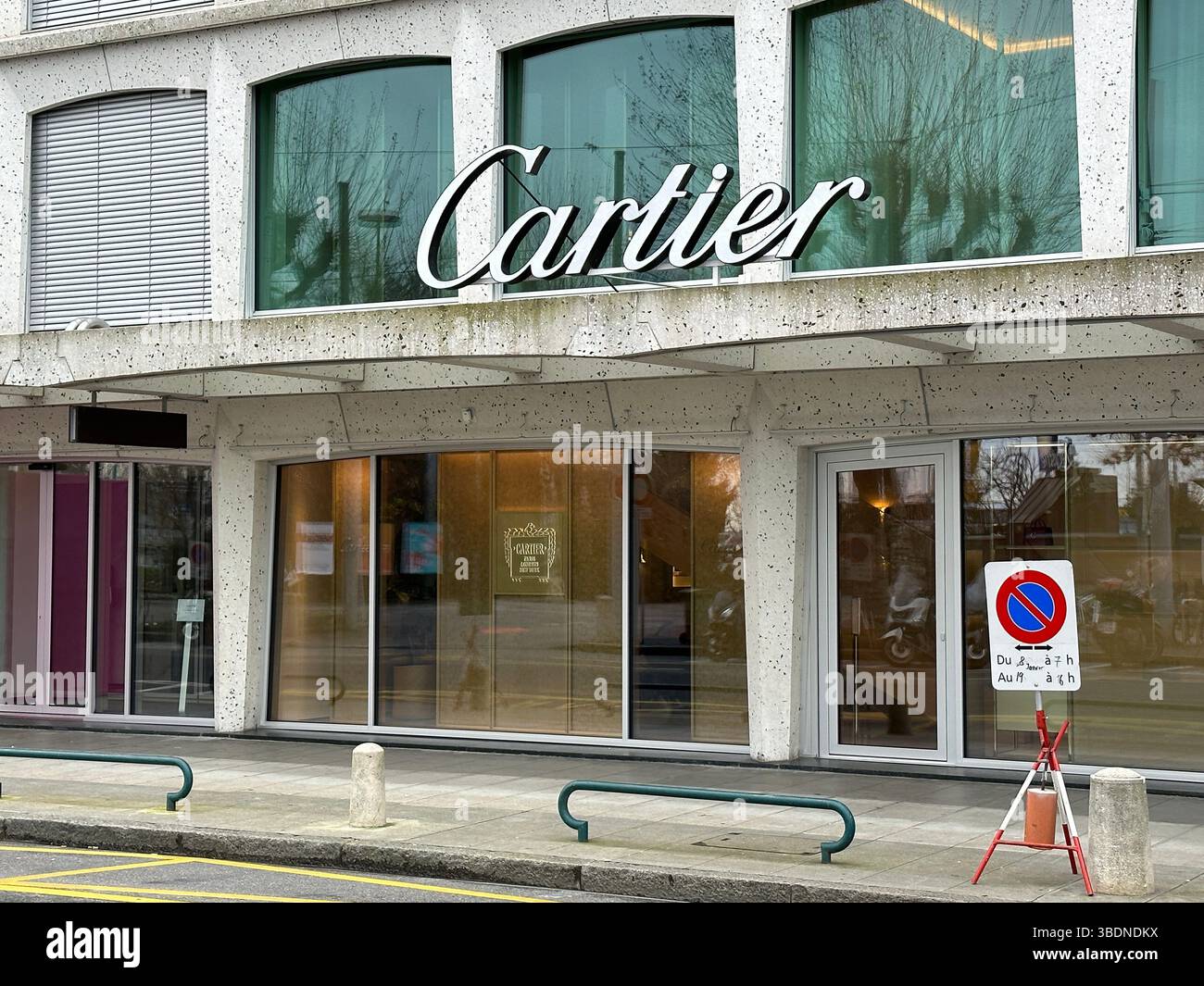 Genf, Schweiz - 14. Januar 2023: Cartier Store in Genf. Cartier ist ein französischer Luxusgüterkonzern. - Smartphone-aufgenommenes Stockfoto