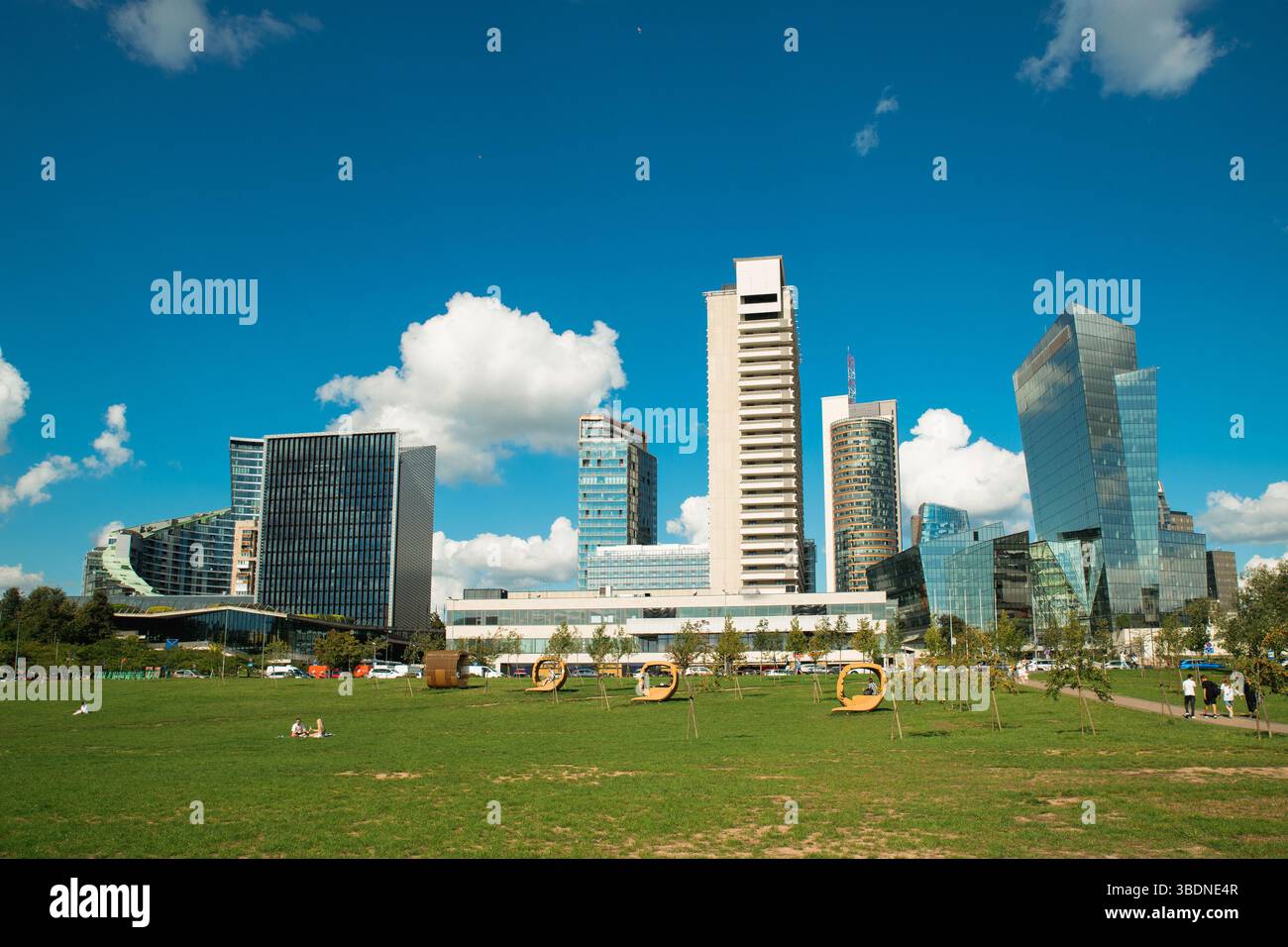 Moderne Bürogebäude des Finanzviertels von Vilnius City und Green Grass Field darunter Stockfoto