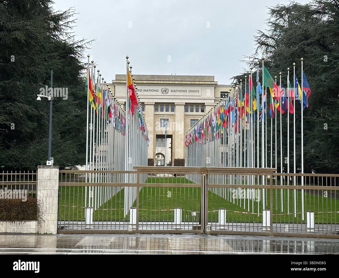 Genf, Schweiz - 13. Januar 2023: Gebäude der Vereinten Nationen in Genf. Dies ist eines der vier großen Büros der Vereinten Nationen. - Smartphone-aufgenommenes Stockfoto