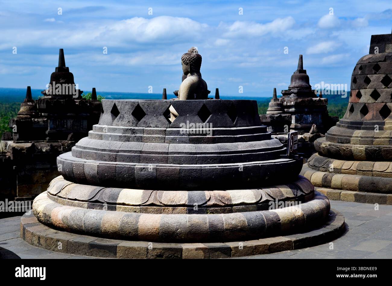 Borobudur ist ein buddhistischer Mahayana-Tempel aus dem 9. Jahrhundert in Magelang Regency, Zentraljava, Indonesien. Stockfoto