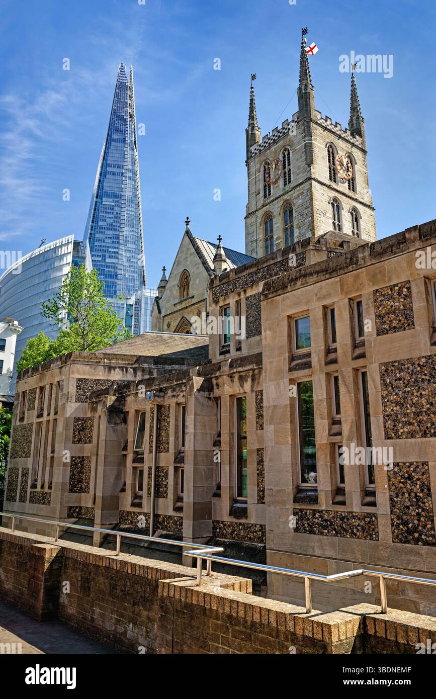 Großbritannien, London, The Shard und Southwark Cathedral. Stockfoto