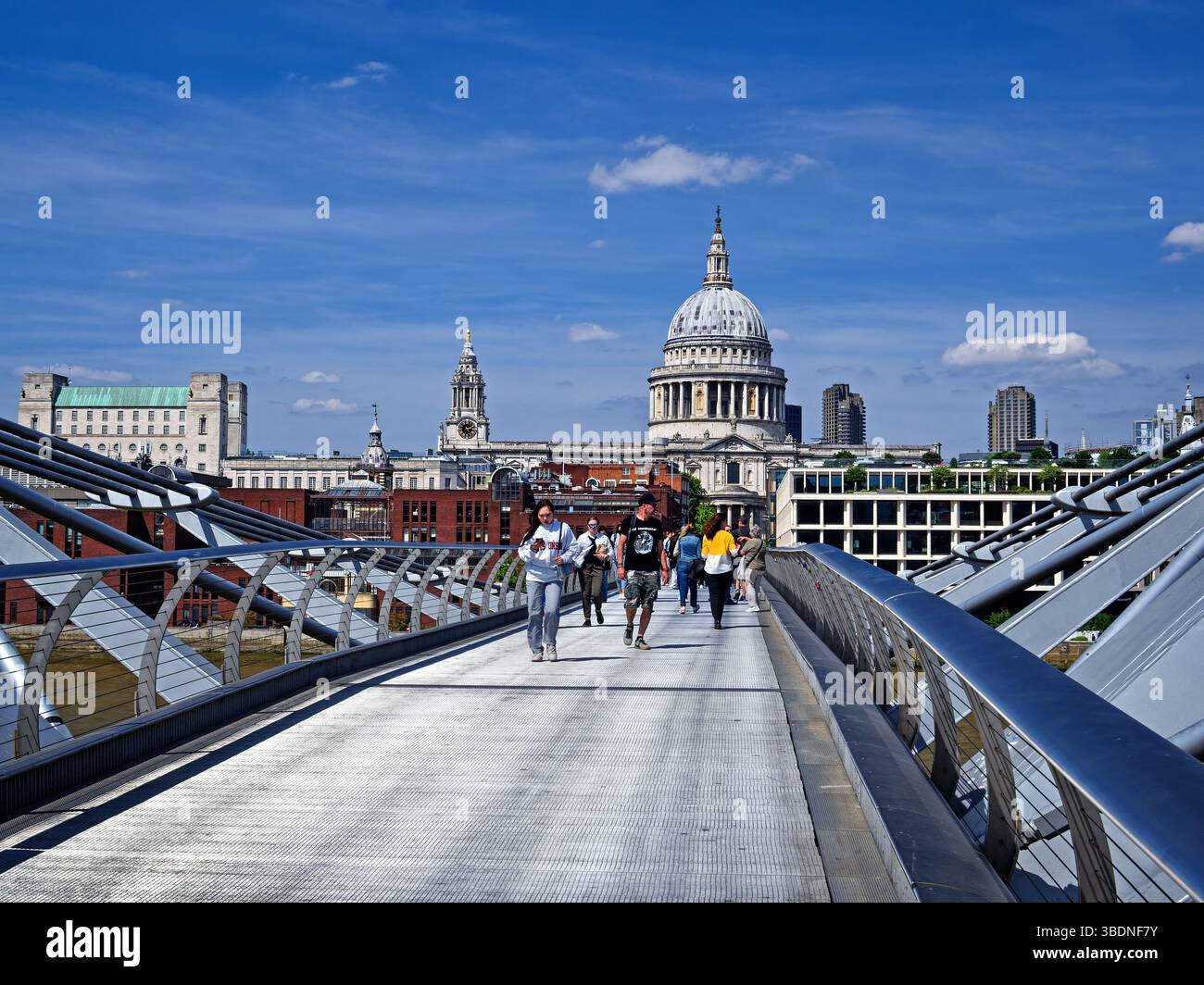 Großbritannien, London, St Paul's Cathedral und die Millennium Bridge über die Themse. Stockfoto