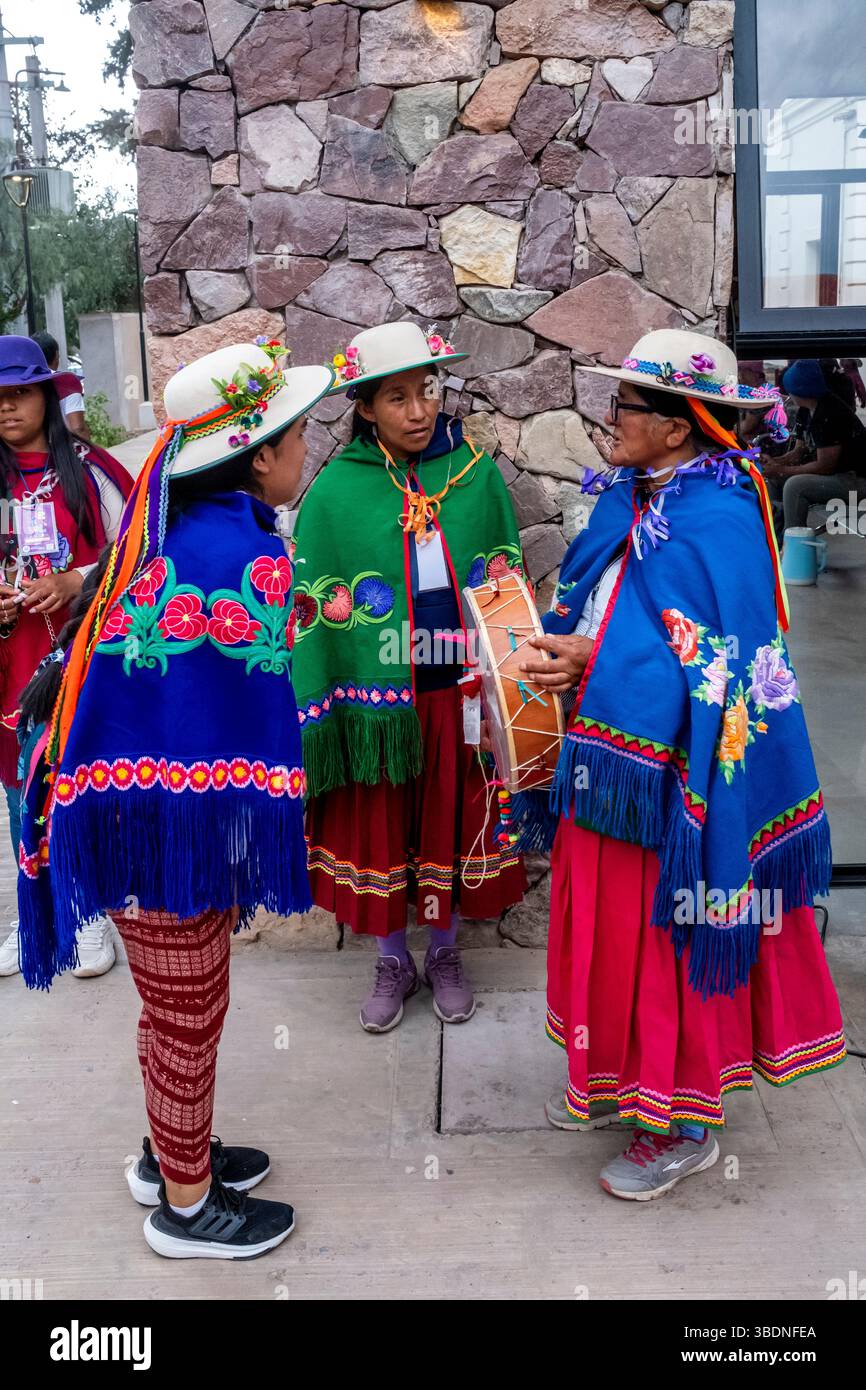 Eine Gruppe indigener Frauen beim jährlichen Karneval in Tilcara, Provinz Jujuy, Argentinien. Stockfoto