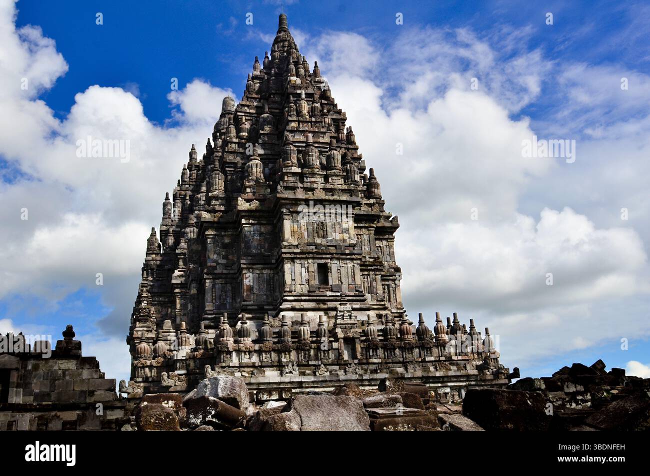 Prambanan Tempel, ein majestätischer Hindutempelkomplex aus dem 9. Jahrhundert in Yogyakarta, Indonesien, der den Trimurti-Gottheiten Brahma, Vishnu und Shiva gewidmet ist Stockfoto