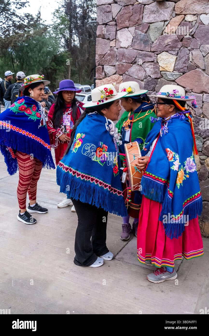 Eine Gruppe indigener Frauen beim jährlichen Karneval in Tilcara, Provinz Jujuy, Argentinien. Stockfoto
