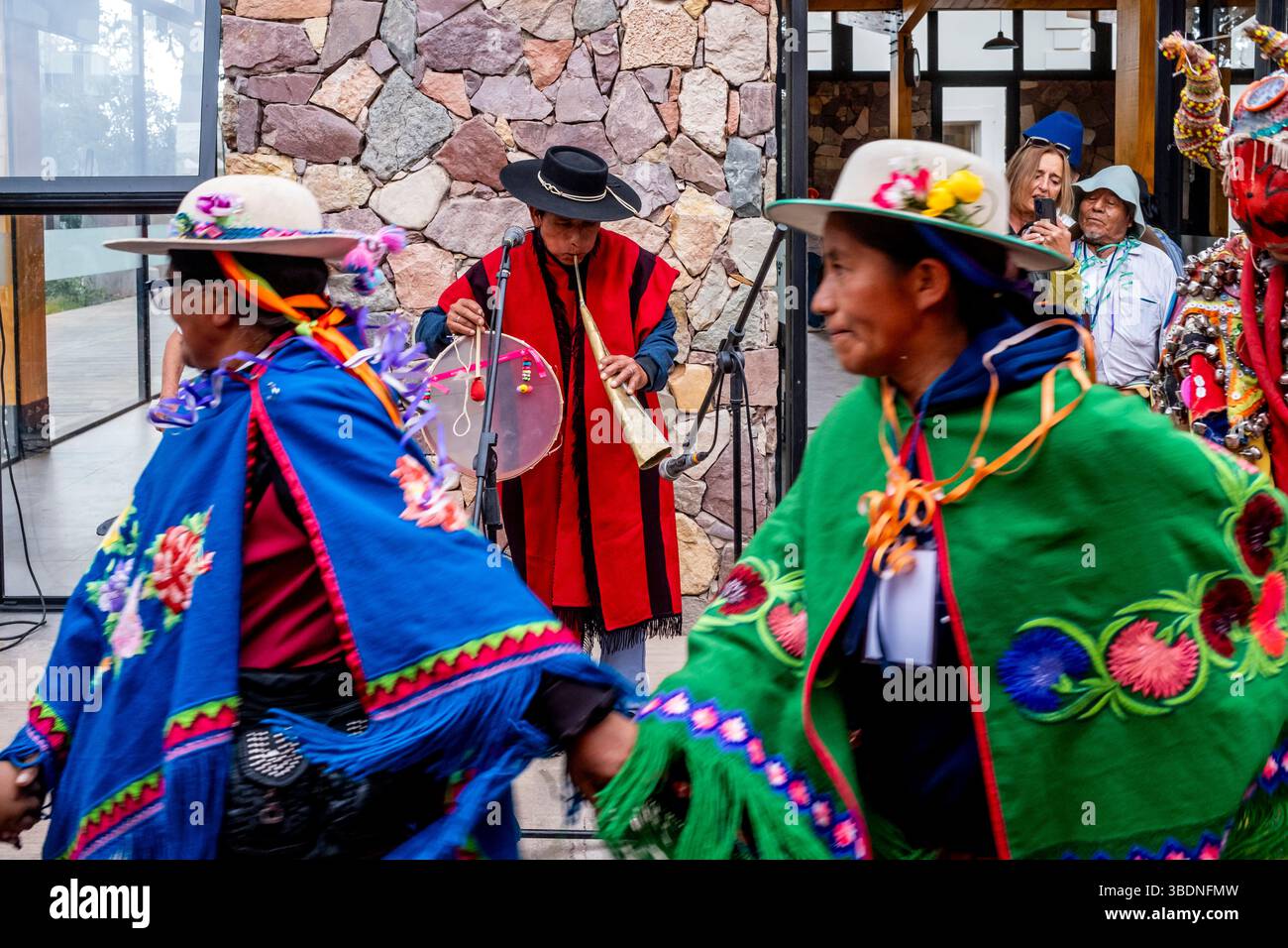 Indigene Menschen Tanzen Beim Jährlichen Karneval In Tilcara, Provinz Jujuy, Argentinien. Stockfoto