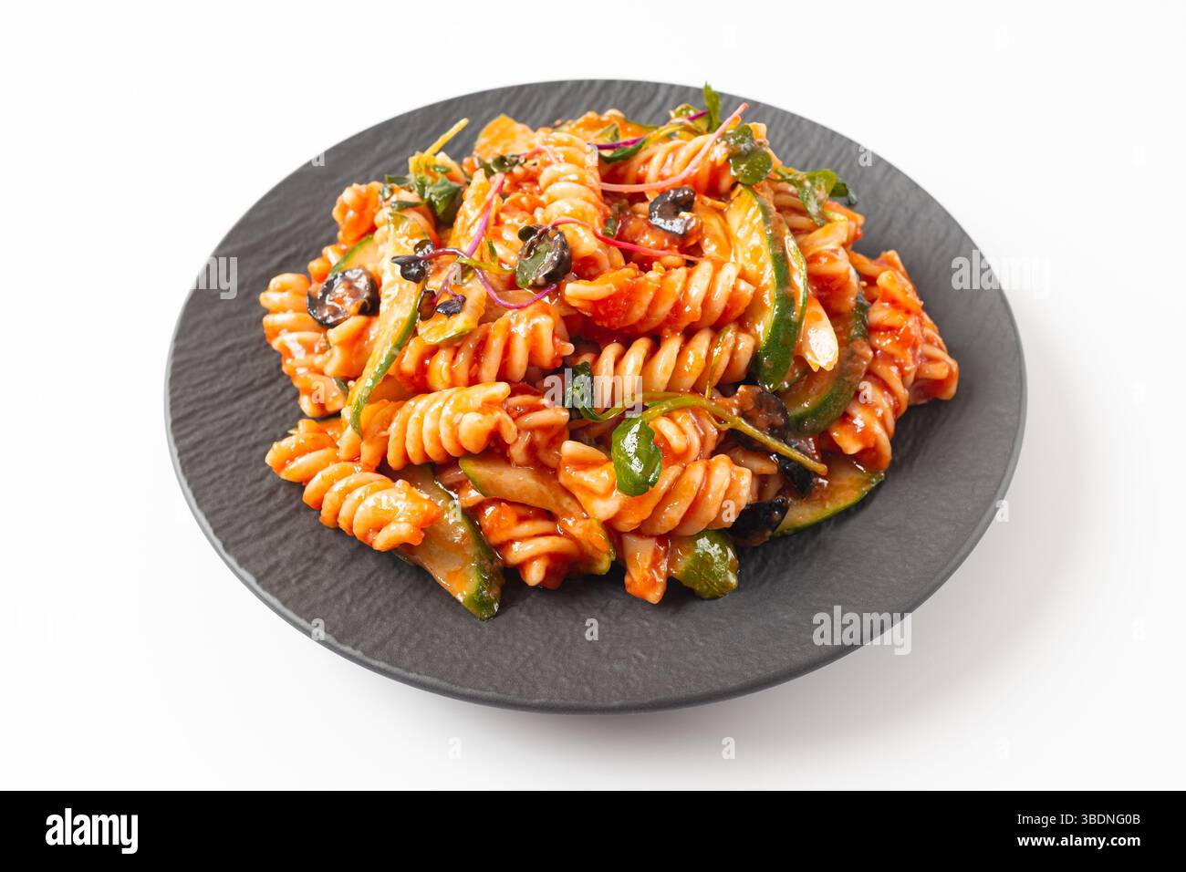 Fusilli-Salat auf weißem Hintergrund Stockfoto