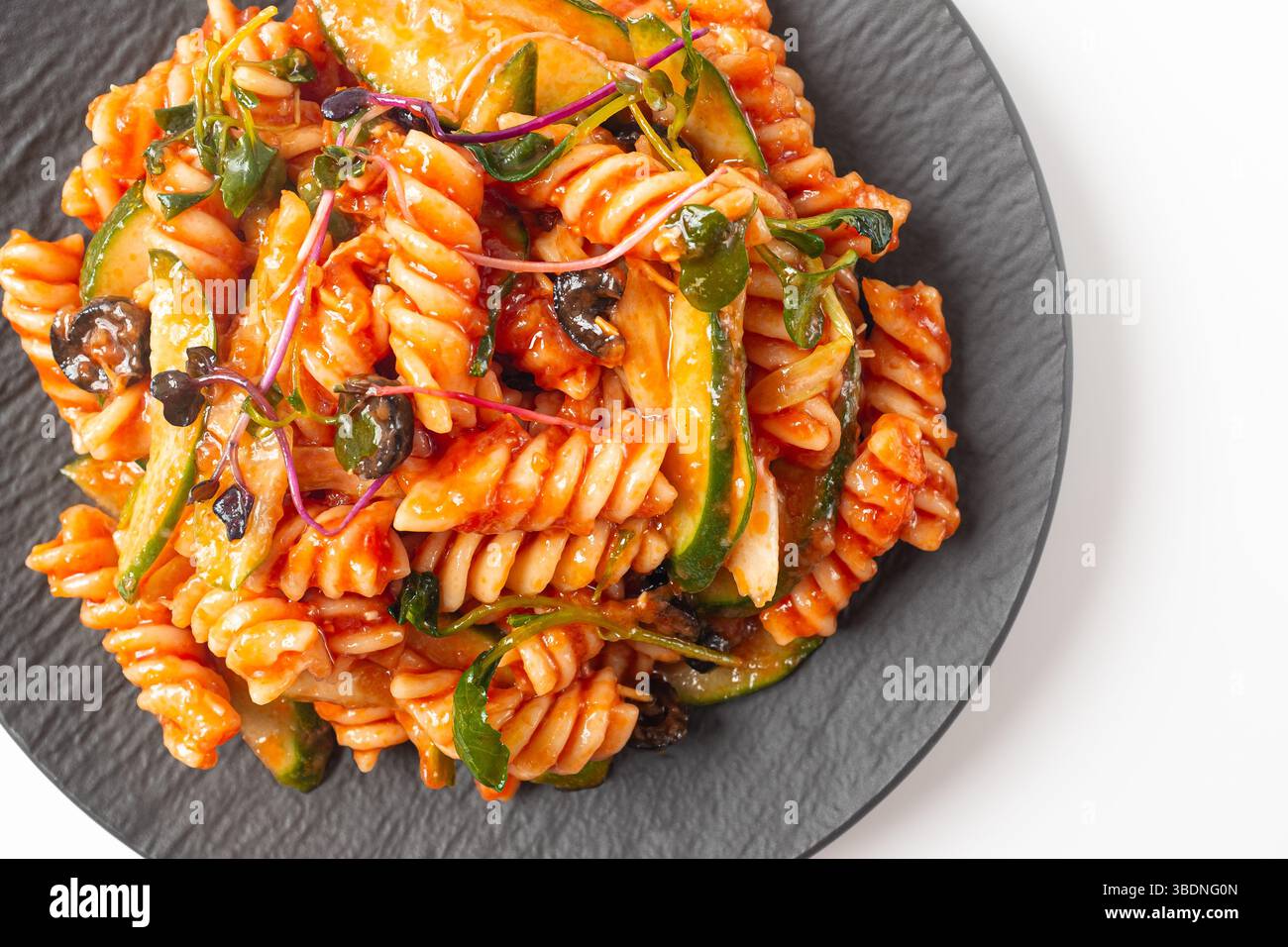 Fusilli-Salat auf weißem Hintergrund Stockfoto