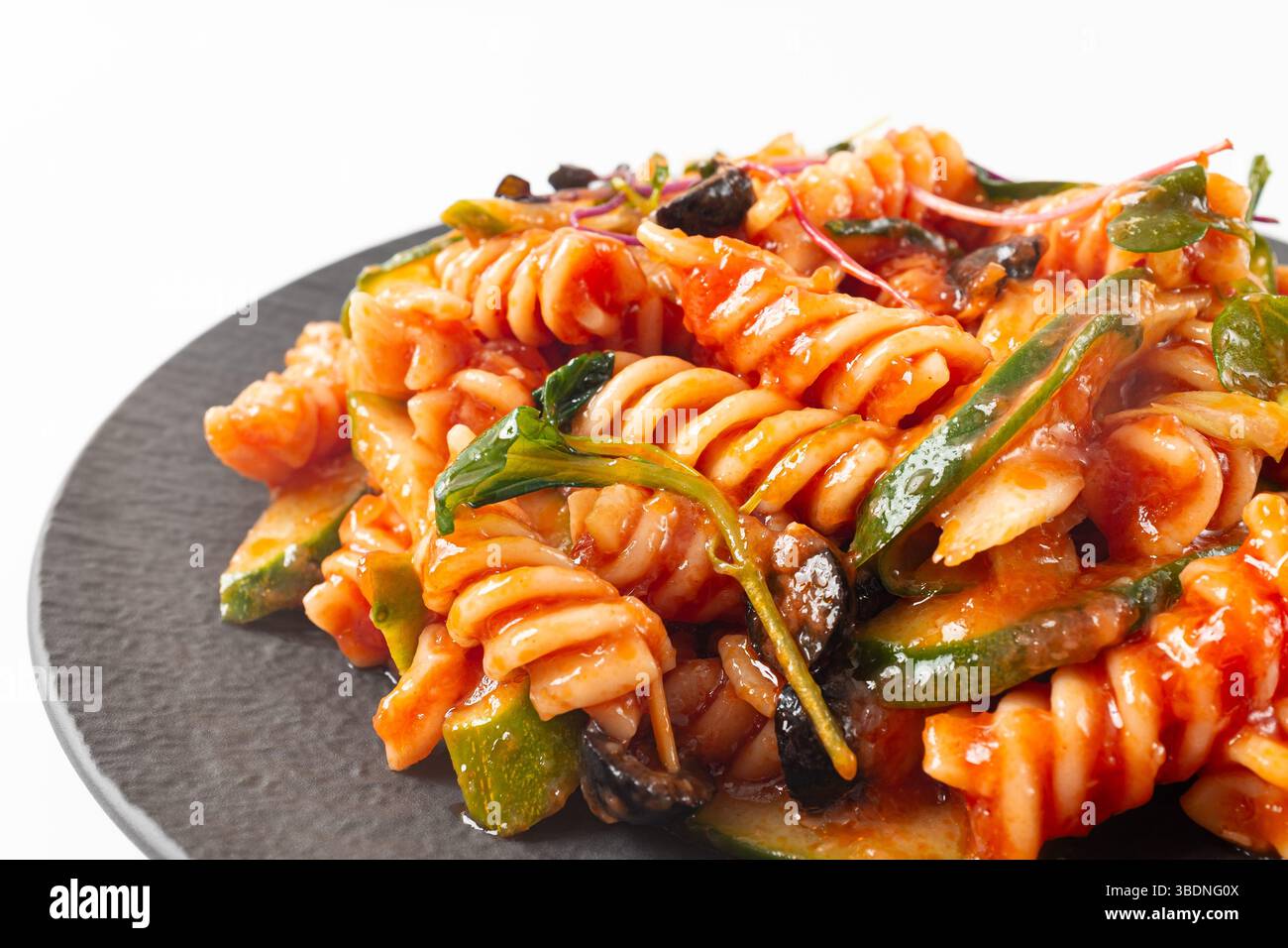 Fusilli-Salat auf weißem Hintergrund Stockfoto