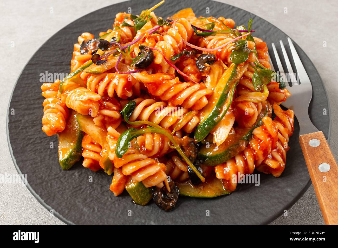 Fusilli-Pasta-Salat mit Tomatensauce Stockfoto