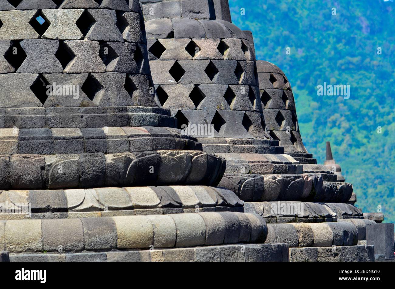 Der Borobudur-Tempel, ein buddhistischer Mahayana-Tempel aus dem 9. Jahrhundert in Magelang Regency, Zentral-Java, Indonesien. Stockfoto