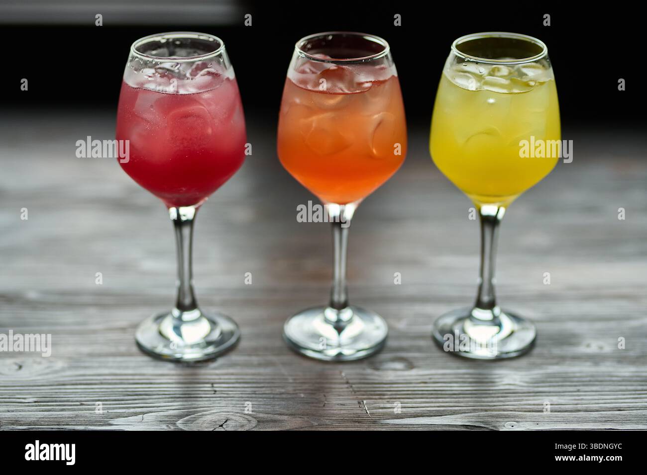Cocktails auf einem Holztisch. Bunte Cocktails in Gläsern Stockfoto