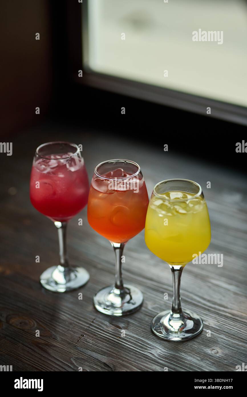 Cocktails auf einem Holztisch. Bunte Cocktails in Gläsern Stockfoto