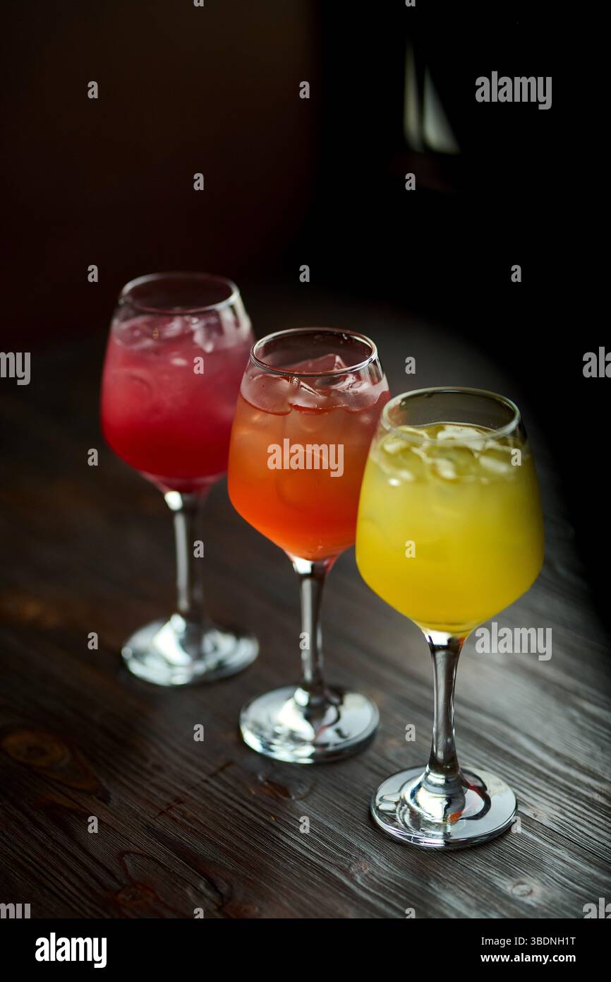 Cocktails auf einem Holztisch. Bunte Cocktails in Gläsern Stockfoto