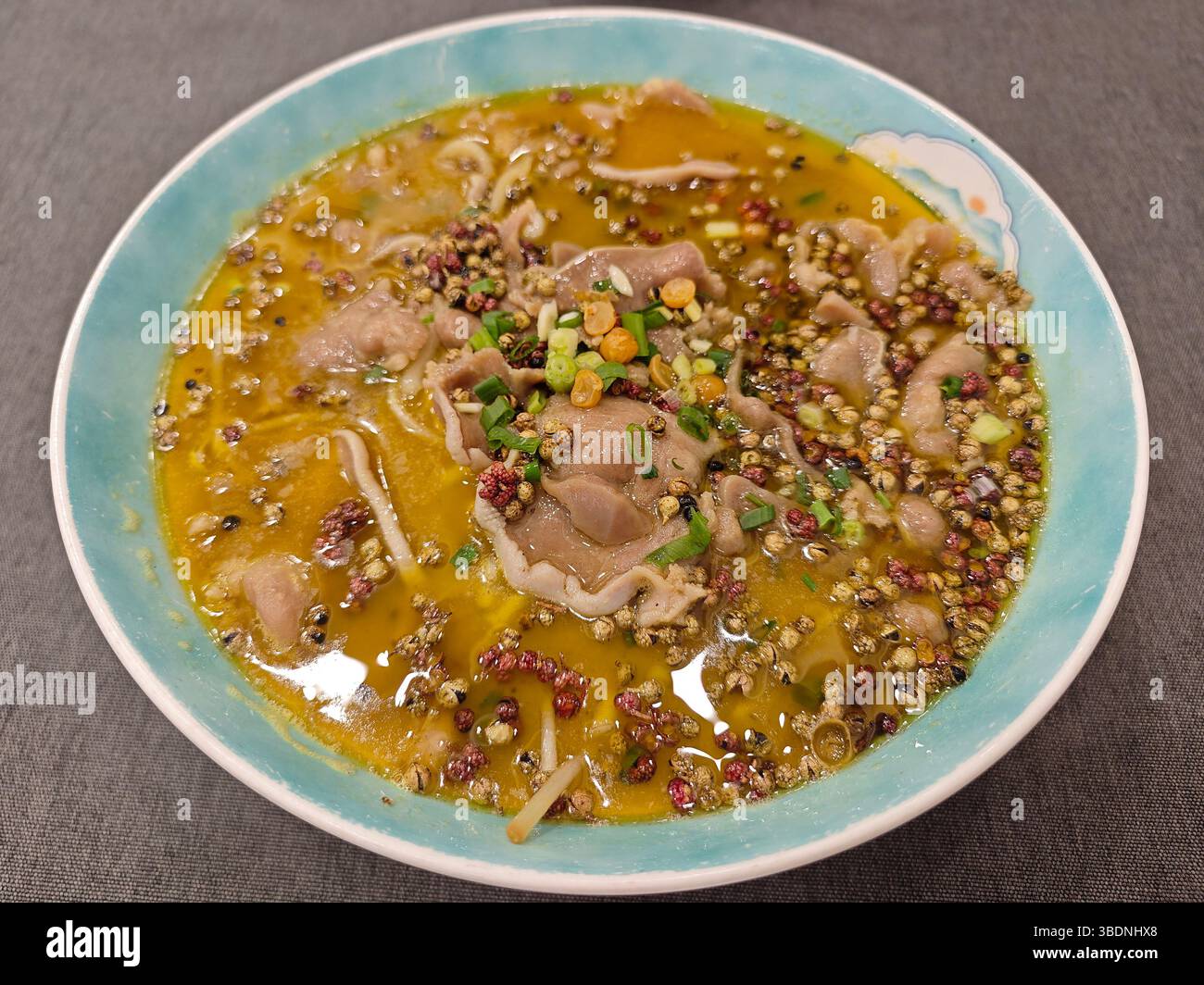 Frisches Fleisch in der sauren und scharfen Suppe in der Schüssel zum Essen Stockfoto