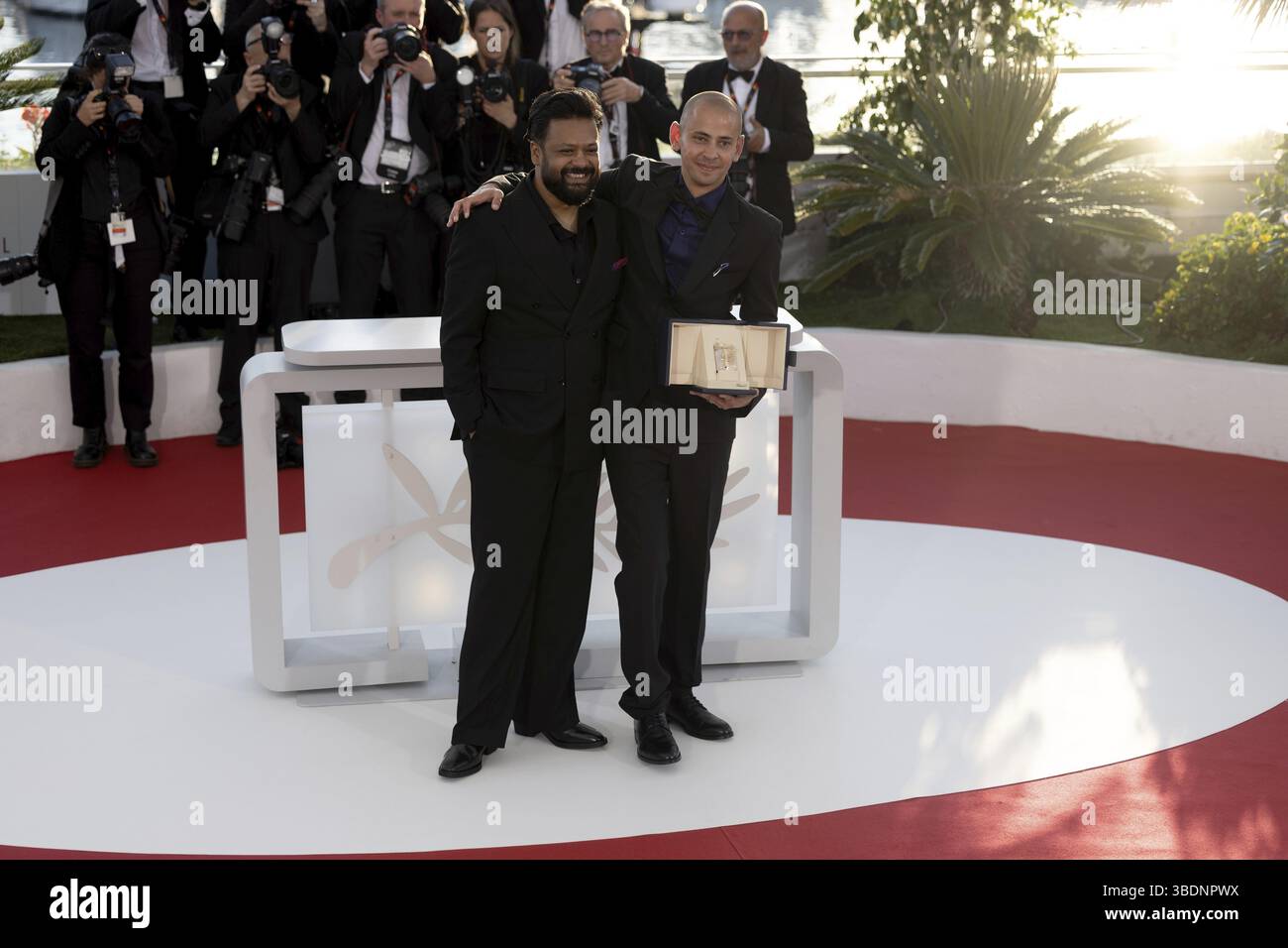 Cannes, Frankreich - 24.5,2024: Adnan Al Rajeev und Tawfeek Barhom, Gewinner des Kurzfilmpreises für den Film - I'm Good You're Dead Now - während des ph-werts Stockfoto