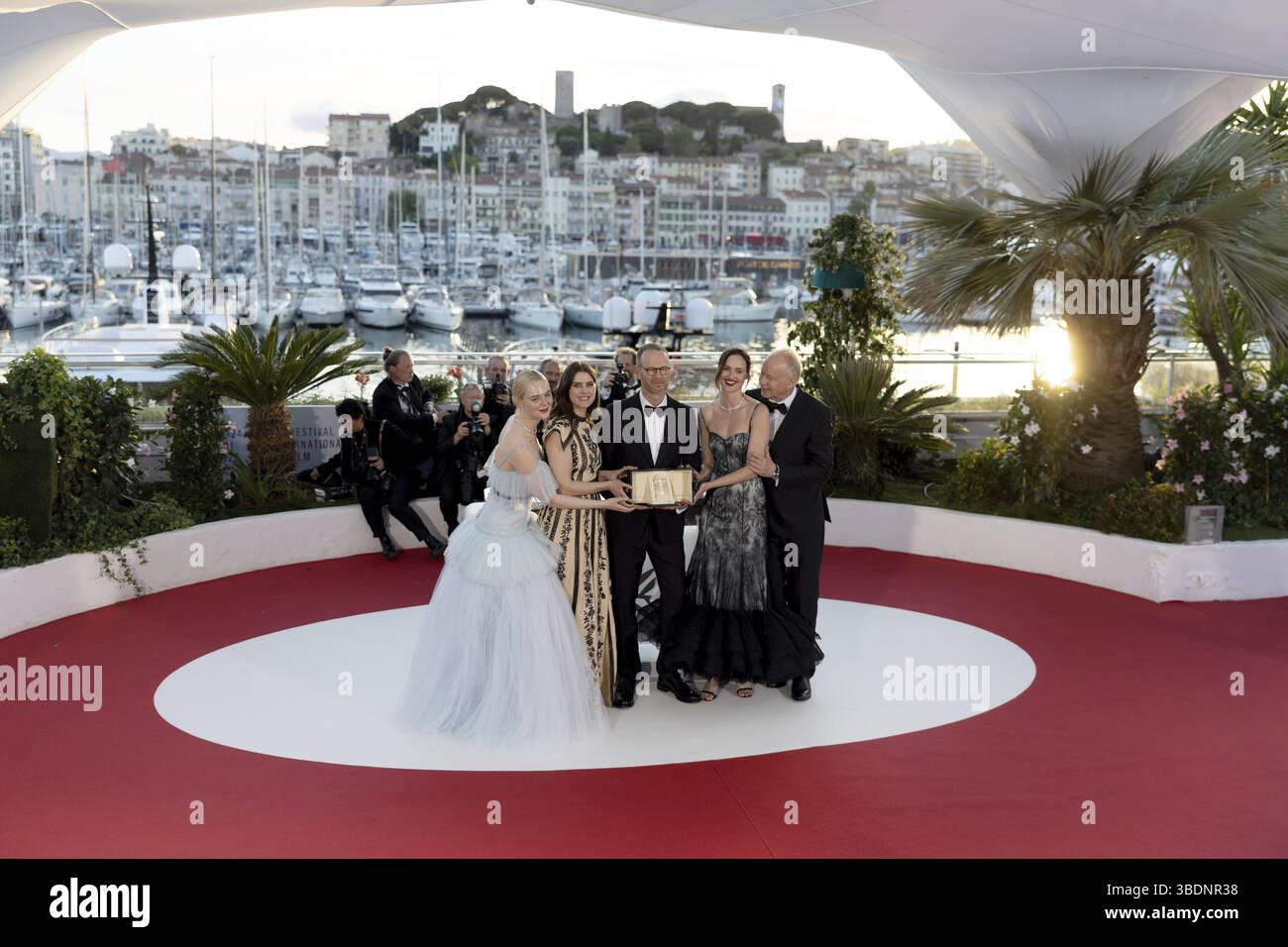 Cannes, Frankreich - 24.5,2024: Renate Reinsve, Stellan Skarsgard, Joachim Trier, Inga Ibsdotter Lilleaas und Elle Fanning, Gewinner des Grand Prix des Films Stockfoto