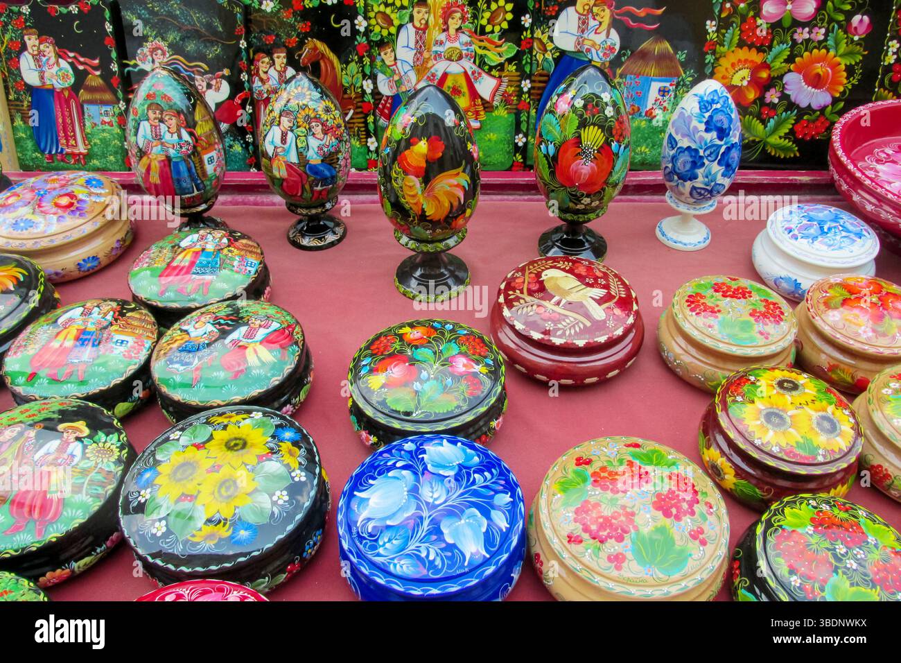 Ukrainische traditionelle Kunst, nationale Symbole in Textilien und Gemälden. Vyshyvanka ukrainische traditionelle Kleidung und Pysanka bemalte Eier zu Ostern Stockfoto