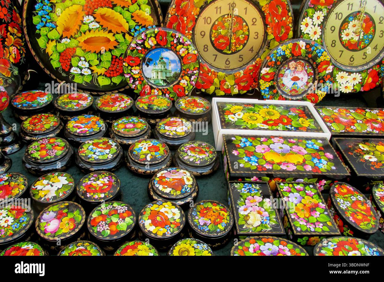 Ukrainische traditionelle Kunst, nationale Symbole in Textilien und Gemälden. Vyshyvanka ukrainische traditionelle Kleidung und Pysanka bemalte Eier zu Ostern Stockfoto