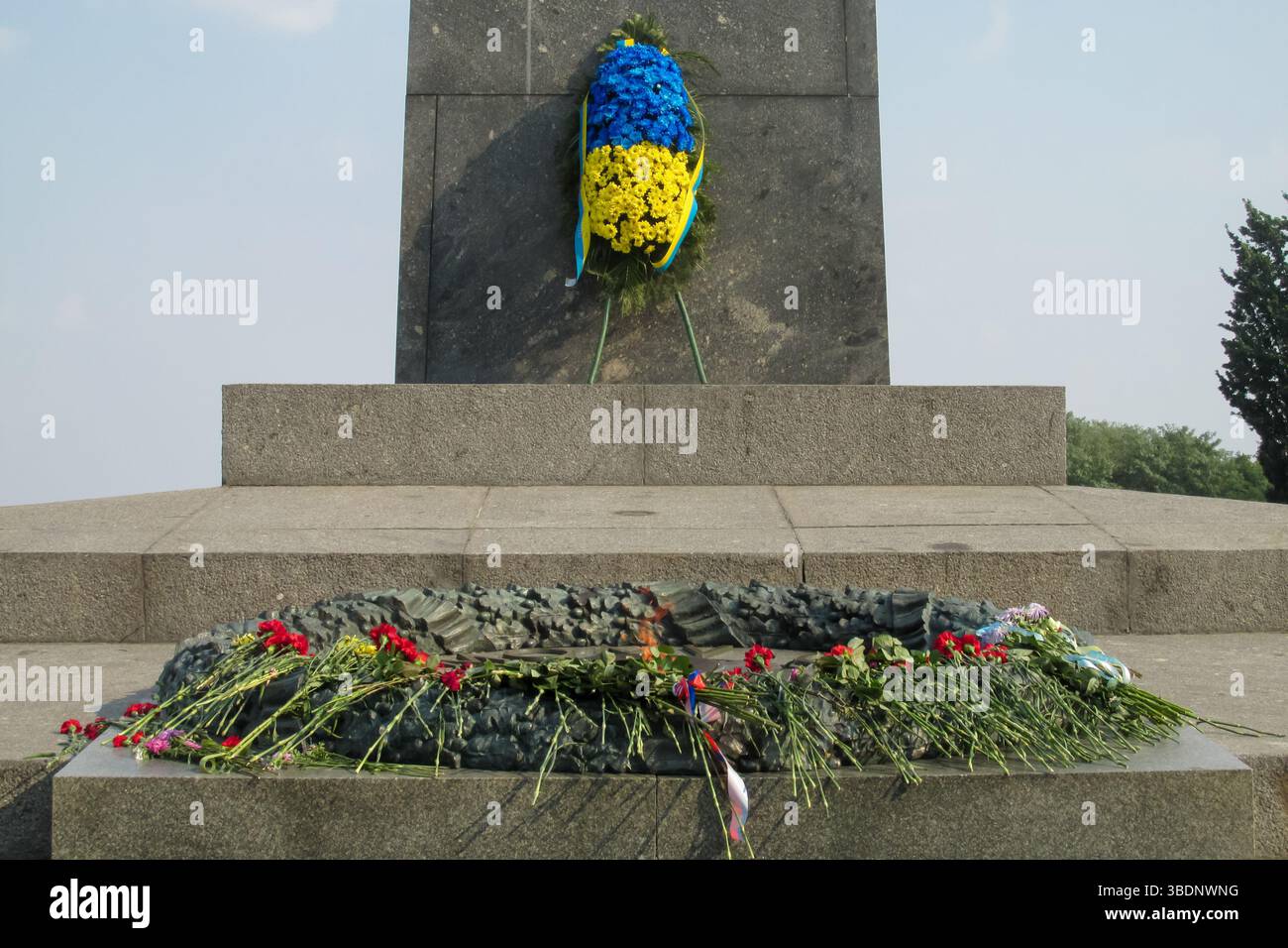 Ukrainische traditionelle Kunst, nationale Symbole in Textilien und Gemälden. Vyshyvanka ukrainische traditionelle Kleidung und Pysanka bemalte Eier zu Ostern Stockfoto
