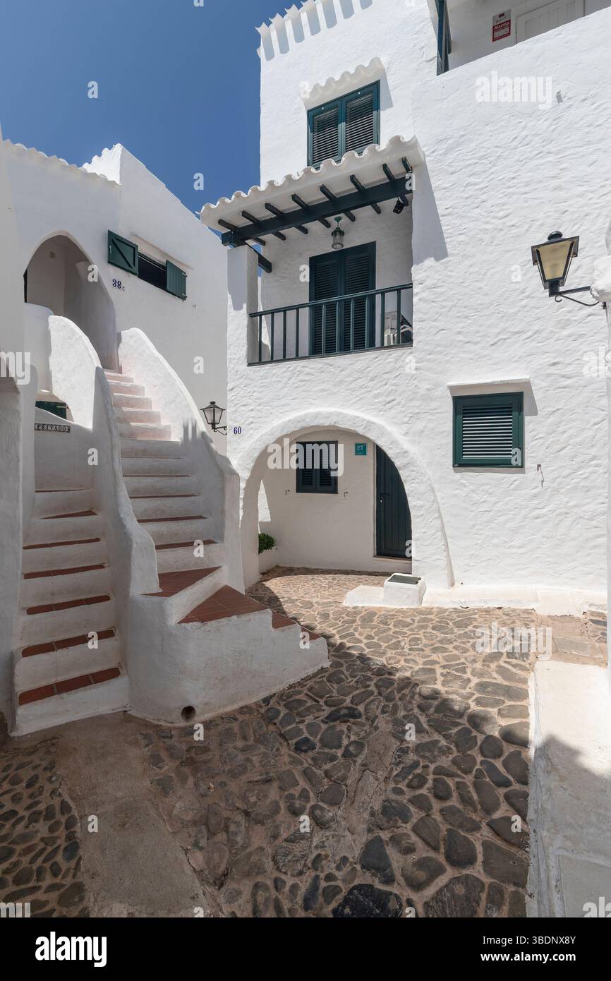 Enge Straße mit weißen Häusern im malerischen Dorf Binibequer auf der spanischen Insel Menorca. Stockfoto