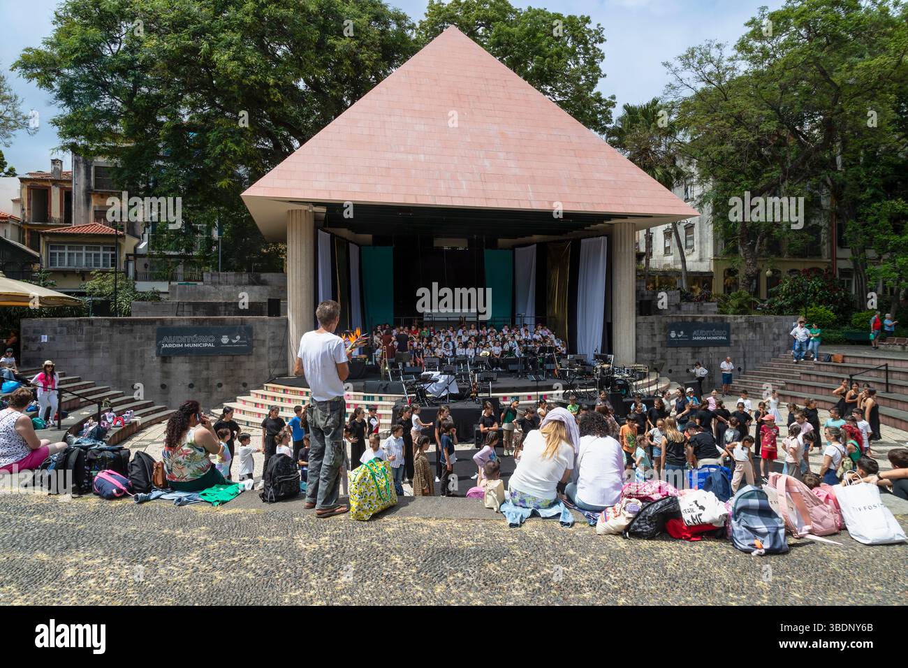 Im Auditorium im Park Jardím Municipal de Funchal auf der portugiesischen Insel Madeira wird eine Show beobachtet. Stockfoto